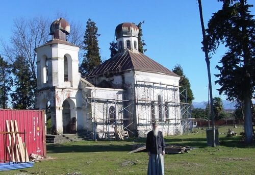 Монах Ираклий в одиночку восстанавливает храм в Абхазии